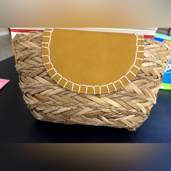 Yellow purse - Picture 1 of 2